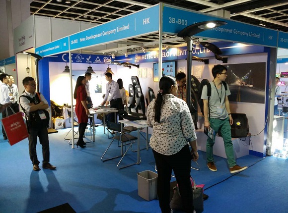 剛剛開展?jié)h鼎綠能展位上便迎來了許多國外客戶的參觀了解